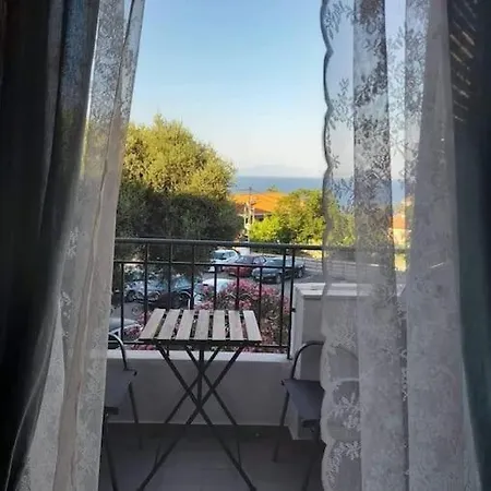 με θέα θάλασσα στην περιοχή της αθύτου