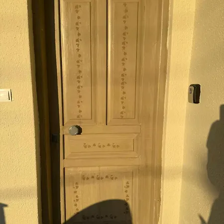 με θέα θάλασσα στην περιοχή της αθύτου *